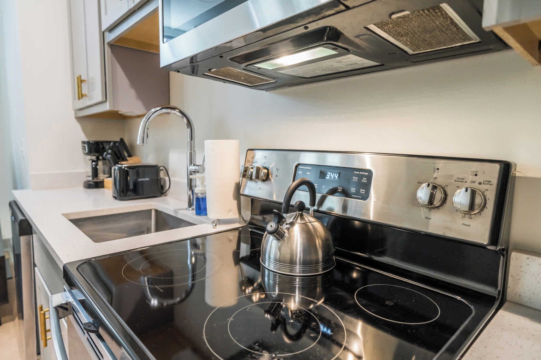 Een koelkast, een microgolfoven, een oven, een kookplaat