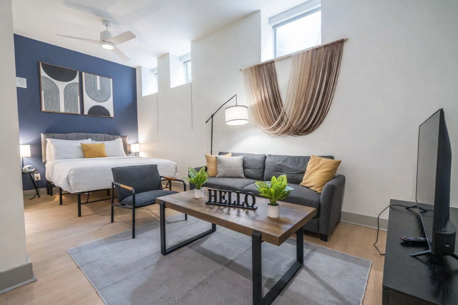 Een strijkplank/strijkijzer, wifi, beddengoed