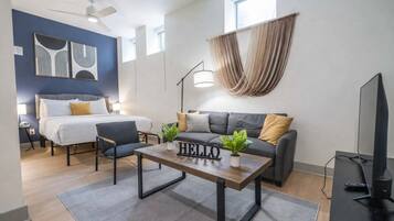 Een strijkplank/strijkijzer, wifi, beddengoed