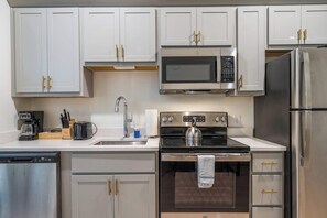 Geladeira, micro-ondas, fogão, cooktop