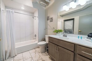 Shower, hair dryer, towels - Cozy studio located in Louisville's prime location (Louisville)