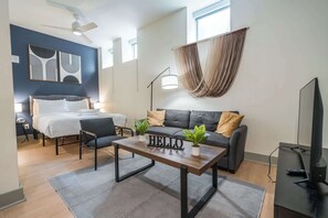 Een strijkplank/strijkijzer, wifi, beddengoed