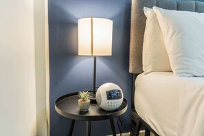 Tabla de planchar con plancha, wifi y ropa de cama 