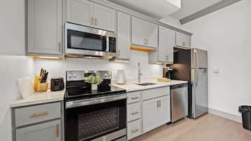 Een koelkast, een magnetron, een oven, een kookplaat