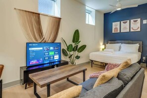 Tabla de planchar con plancha, wifi, ropa de cama