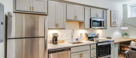 Réfrigérateur, four à micro-ondes, un four, surface de cuisson