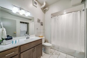 Shower, hair dryer, towels - Bright Studio w/ Free Parking|Medical District (Louisville)