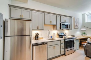 Frigorífico, microondas, horno y placa de cocina