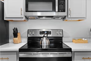 Fridge, microwave, oven, stovetop - Stylish studio in Louisville's medical district (Louisville)