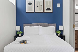 Tabla de planchar con plancha, wifi y ropa de cama 