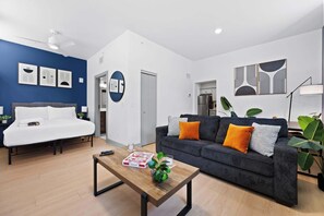 Een strijkplank/strijkijzer, wifi, beddengoed