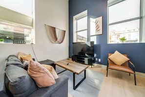 Una televisión, una oficina