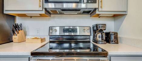 Refrigerador, microondas, horno, placa de cocina