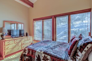 3 slaapkamers, een strijkplank/strijkijzer, gratis wifi, beddengoed