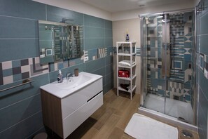 Secadora de cabello, bidet, toallas, jabón 