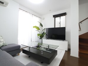 Smart TV, fireplace