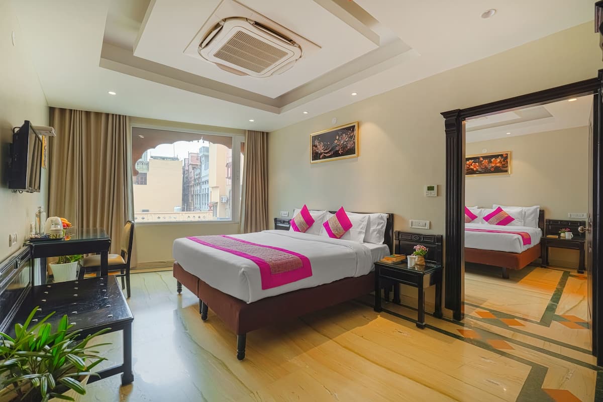 Family Room | Iron/ironing board, free WiFi