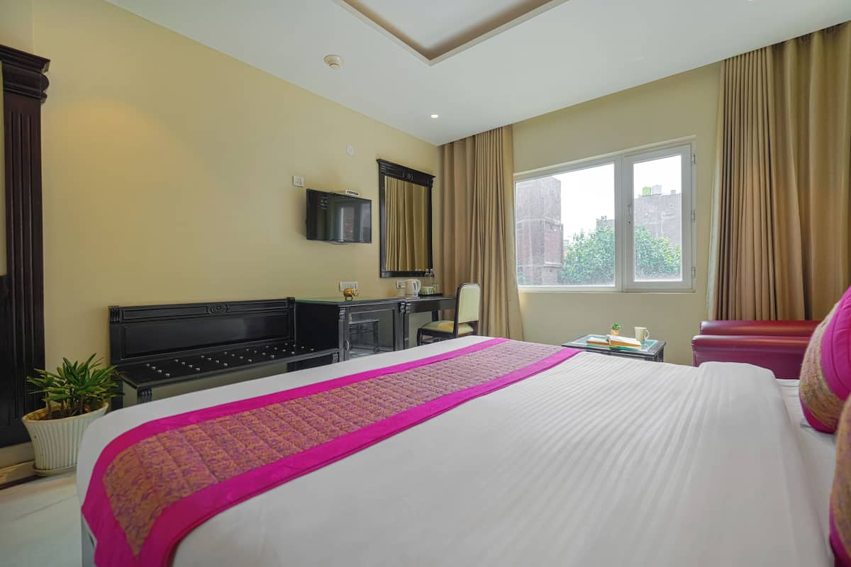 Executive Room, City View | Iron/ironing board, free WiFi