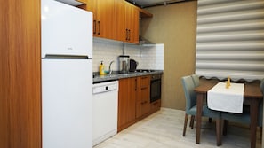 Frigorífico grande, horno, placa de cocina y lavavajillas