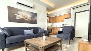 Deluxe Apartment, Balcony, City View | Living area - ARİA SUİT KONAKLAMA (Mezitli)