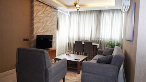 1 bedroom, premium bedding, desk, laptop workspace