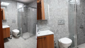 Dusche, Haartrockner, Hausschuhe, Handtücher