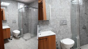Douche, séchoir à cheveux, pantoufles, serviettes fournies