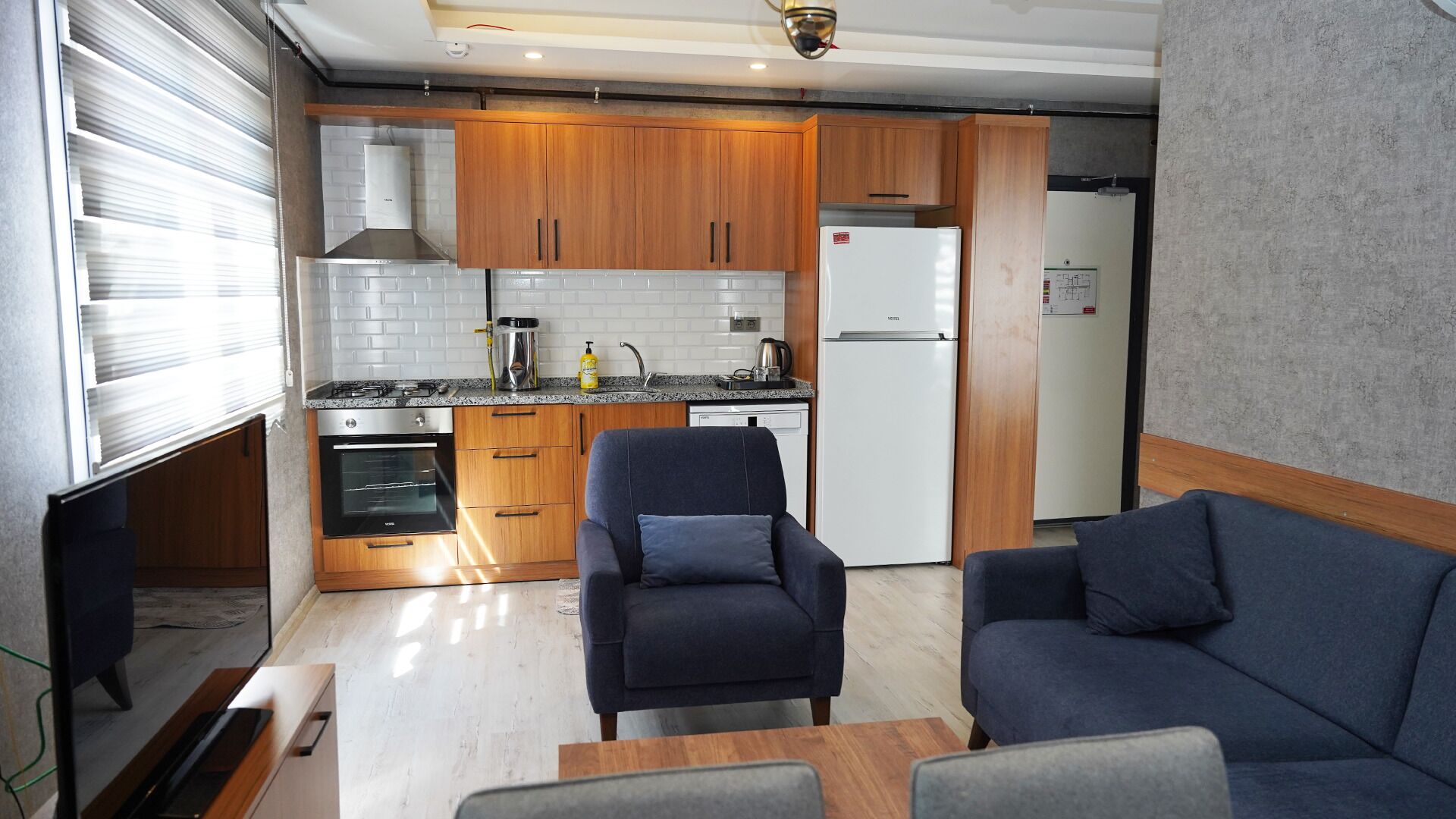 1 Schlafzimmer, hochwertige Bettwaren, Schreibtisch