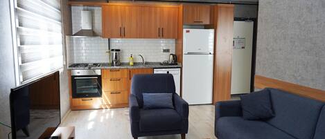 1 bedroom, premium bedding, desk, laptop workspace