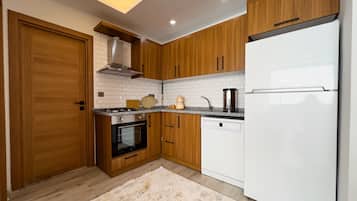 Refrigerador con freezer, horno, placa de cocina, lavavajillas