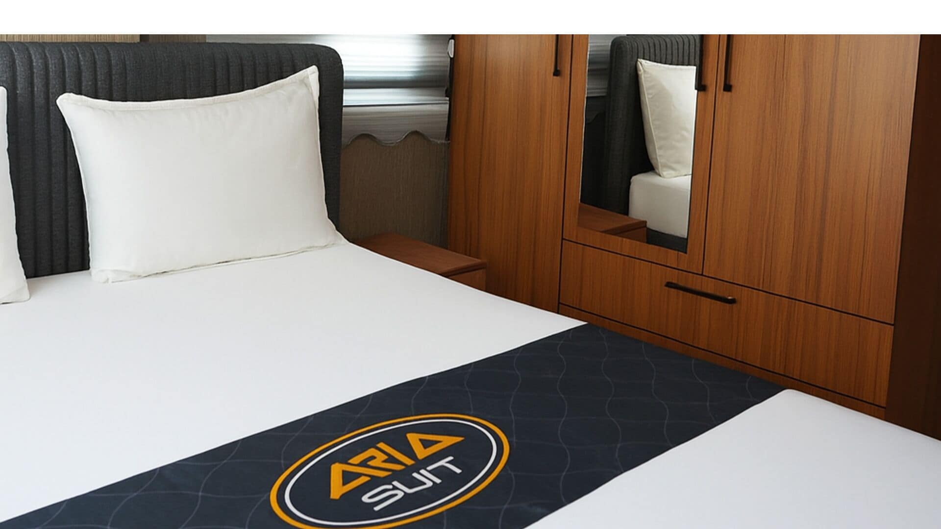 1 Schlafzimmer, hochwertige Bettwaren, Schreibtisch