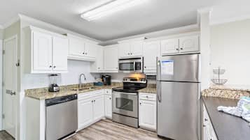 Signature Condo, 2 Bedrooms, Beach View, Beachside | Private kitchen | Fridge, microwave, oven, stovetop