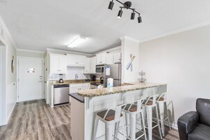 Apartamento Signature, 2 habitaciones, vistas a la playa, junto a la playa | Servicio de comidas en la habitación