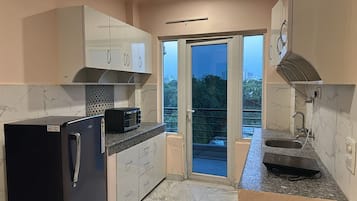 Deluxe Room, Balcony, City View | Private kitchen | Microwave, stovetop