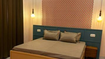 Deluxe-Zimmer, Balkon, Stadtblick | Schreibtisch, laptopgeeigneter Arbeitsplatz, kostenloses WLAN