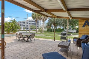 Outdoor dining - Secluded 4bed/2ba Bungalow with Amazing Outdoor Space! (Rockledge)