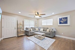 TV, offices - Secluded 4bed/2ba Bungalow with Amazing Outdoor Space! (Rockledge)