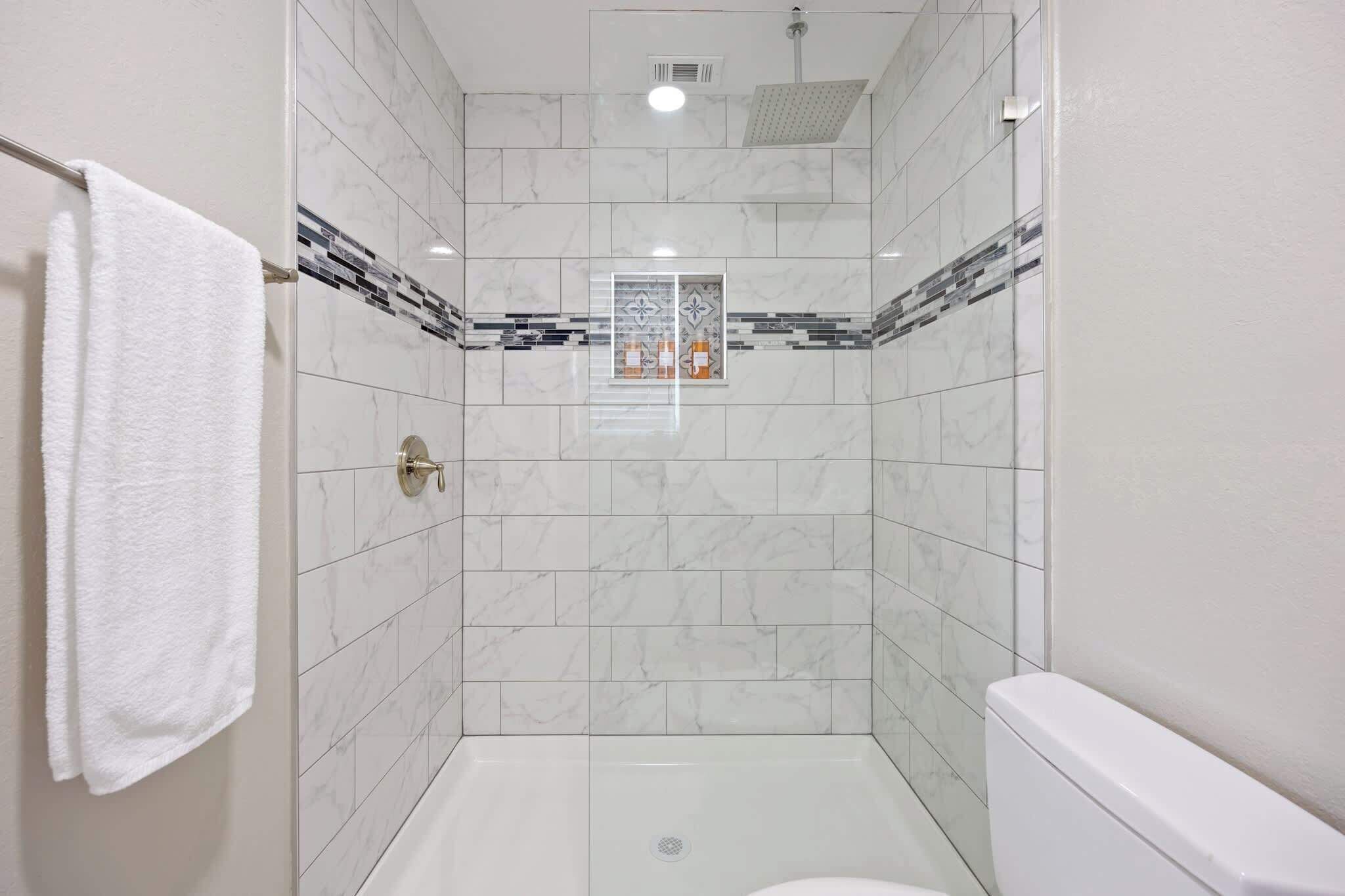 Een douche, een haardroger, handdoeken, shampoo