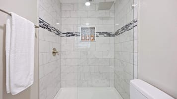Een douche, een haardroger, handdoeken, shampoo
