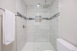 Dusche, Haartrockner, Handtücher, Shampoo