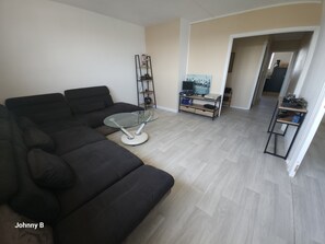 TV, books - Magnificent apartment ideally located near the city center. (Le Mans)