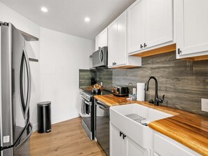 Jääkaappi, mikroaaltouuni, uuni, kahvin-/teenkeitin