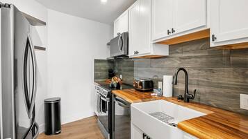 Réfrigérateur, micro-ondes, four, cafetiÚre/bouilloire