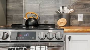 Réfrigérateur, micro-ondes, four, cafetiÚre/bouilloire