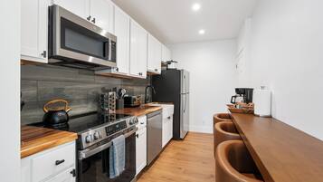 Geladeira, micro-ondas, fogão, cafeteira/chaleira