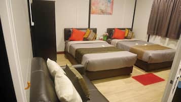 Escritorio, wifi gratis y ropa de cama