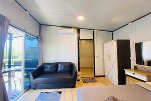 Escriptori, wifi gratuïta i roba de llit 