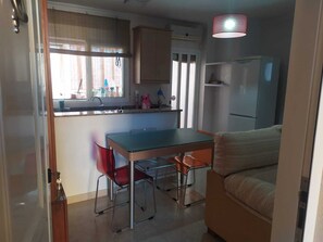 Interior - Apartamento 2 dormitorios y gran patio an orillas del mar. Con piscina y parking (Isla Plana)