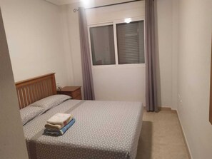 2 bedrooms, iron/ironing board, bed sheets