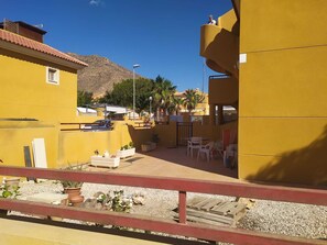 Property grounds - Apartamento 2 dormitorios y gran patio an orillas del mar. Con piscina y parking (Isla Plana)